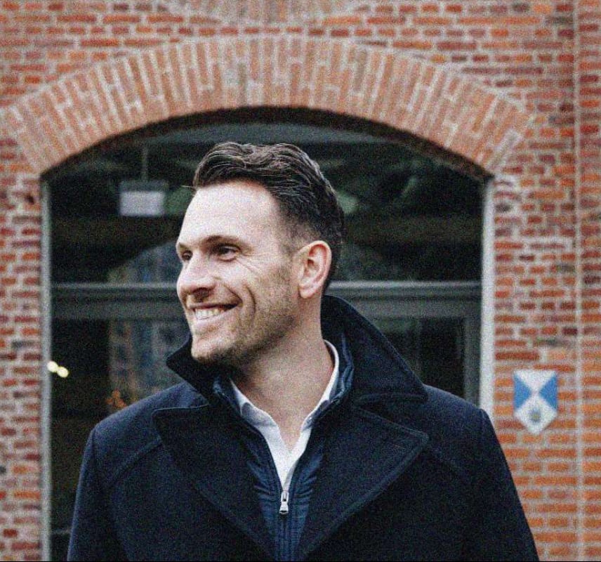 De founder van Repetive, lachend voor het pand
