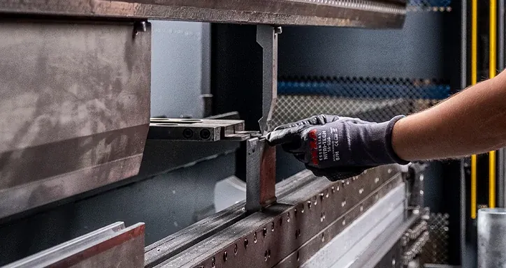 Een medewerker van MySteel zet een stalen plaat in de kantbank