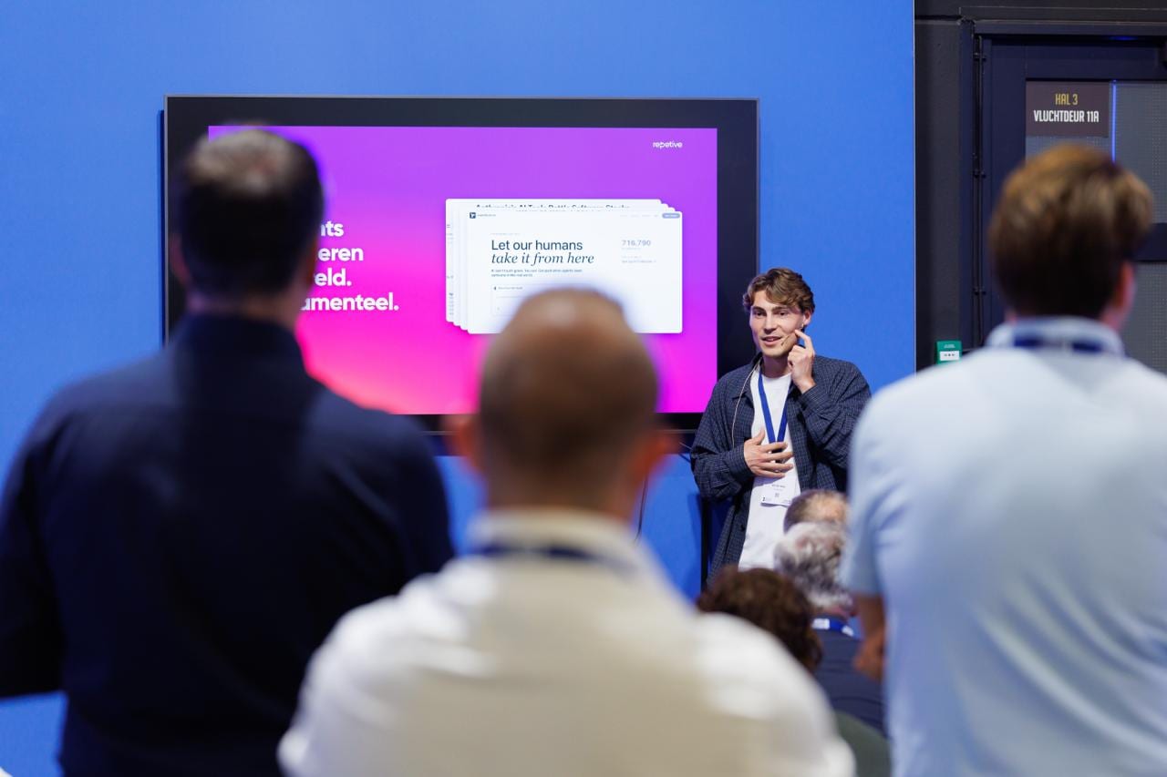 Een collega van Repetive geeft een presentatie op een beurs